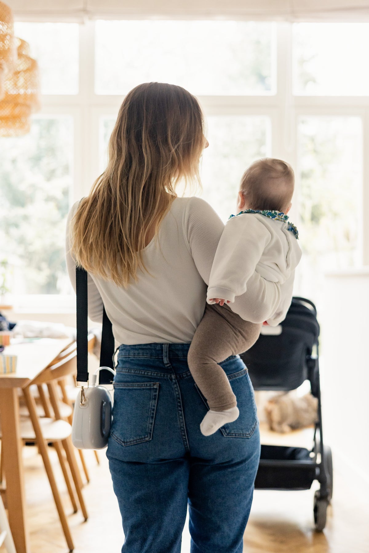 Maman portant son bébé dans les bras à la maison
